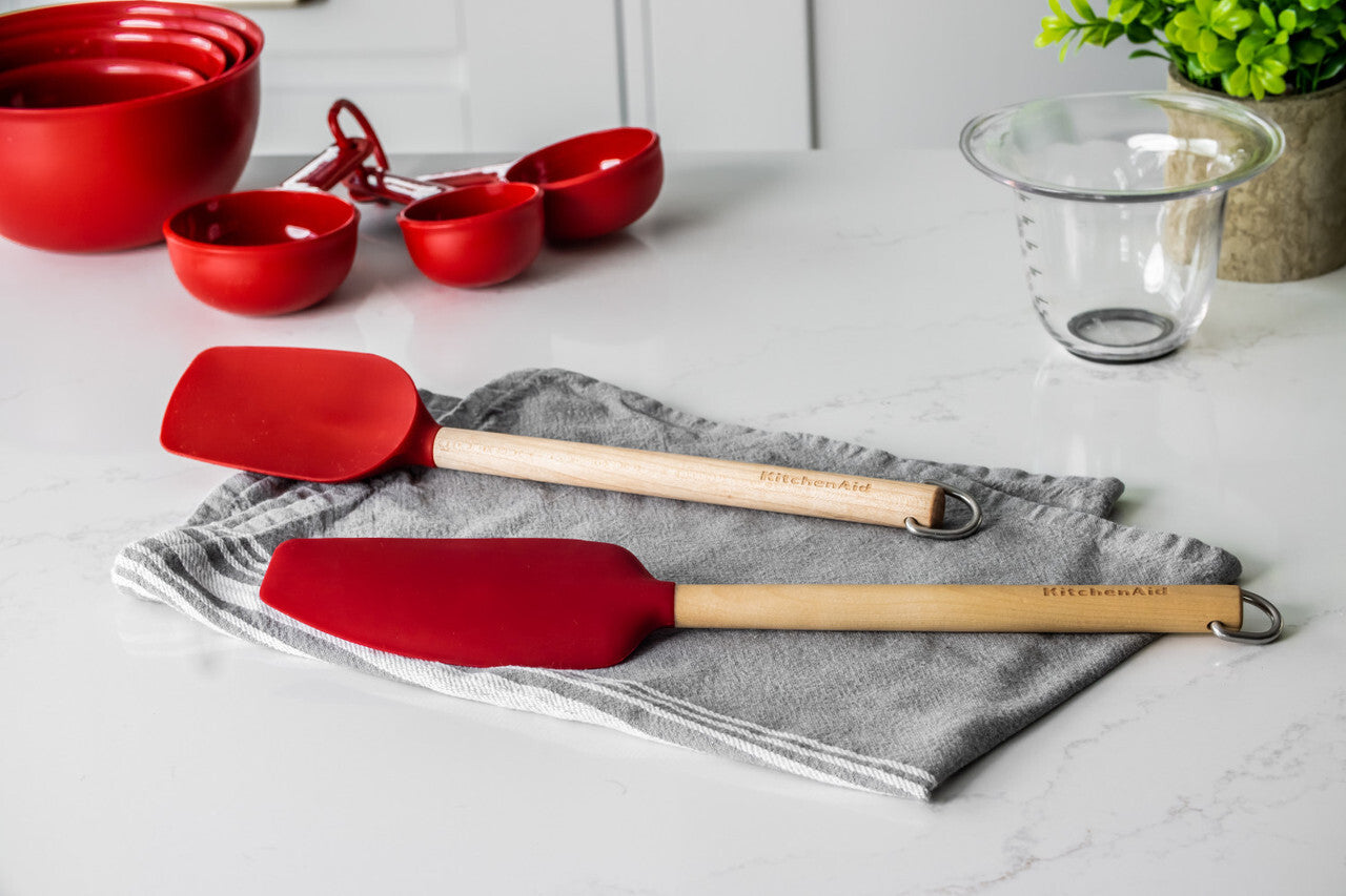 KitchenAid stěrka s dřevěnou rukojetí, empire red, KQR732OHERE