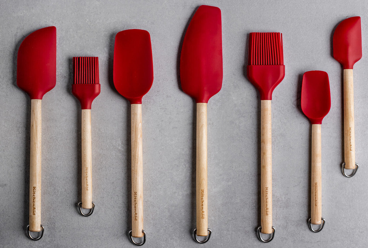 KitchenAid stěrka s dřevěnou rukojetí, empire red, KQR730OHERE