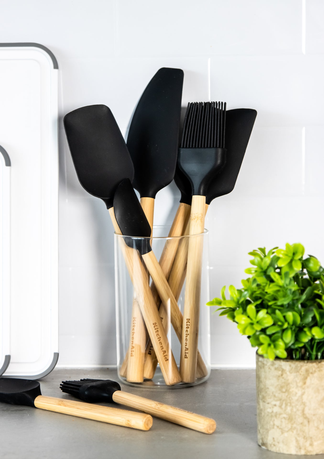 KitchenAid stěrka s dřevěnou rukojetí, onyx black, KQG631OHOBE