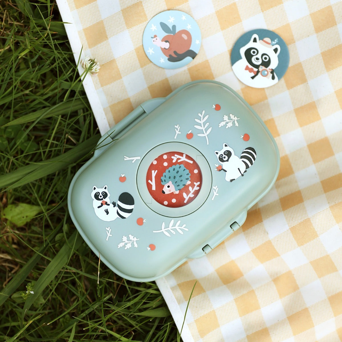 Monbento Gram dětský svačinový box 0,6 l, green raccoon, 16014073