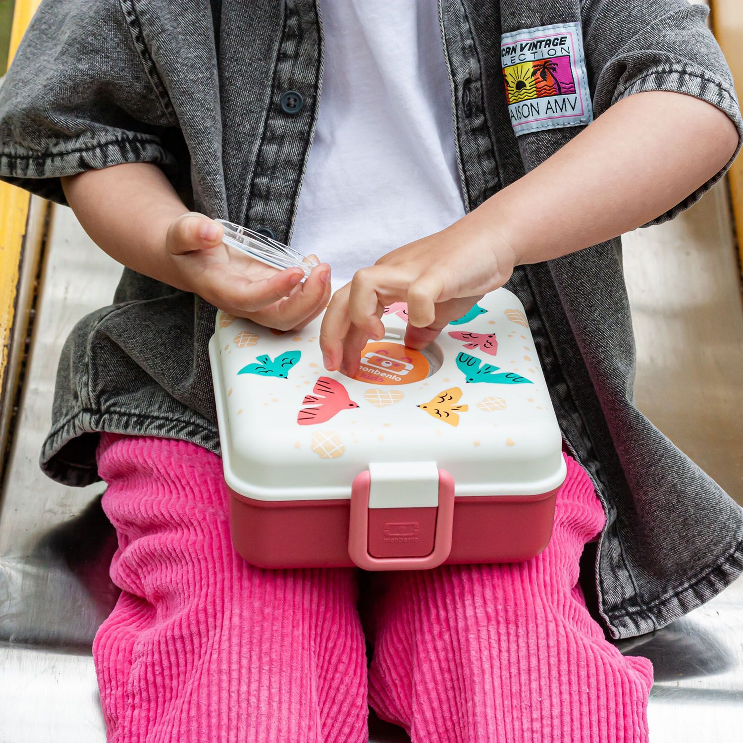 Monbento Snacky dětský svačinový box 0,85 l, pink birds, 81014121