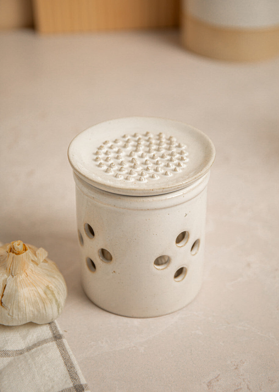 KitchenCraft Idilica úložná dóza na česnek se struhadlem, krémová, IDGARLIC