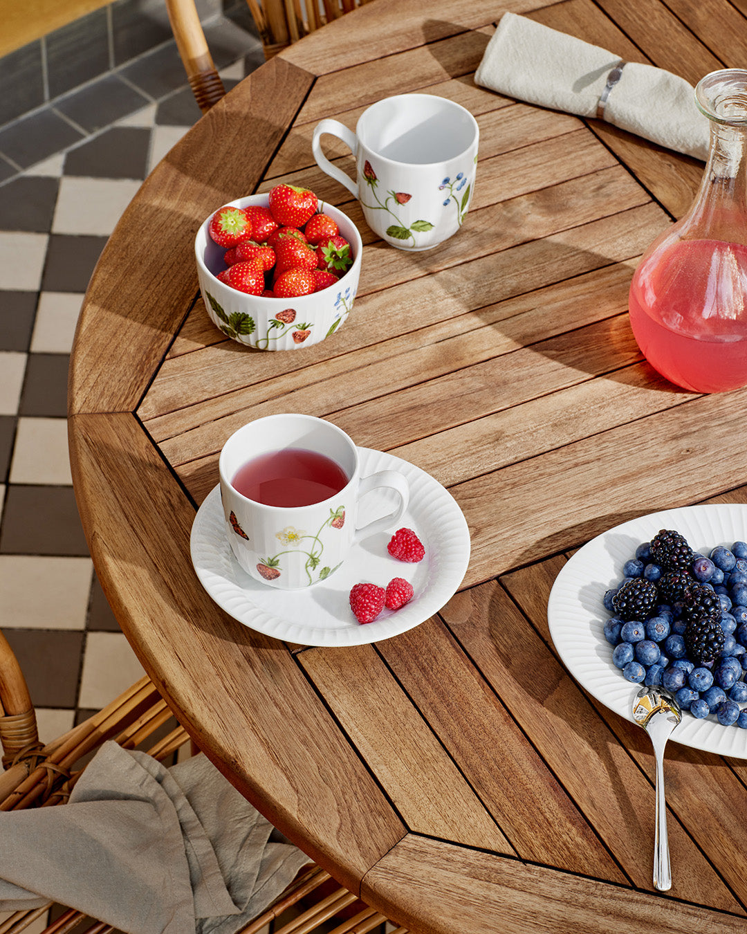 Kähler Hammershoi Summer porcelánový hrnek 330 ml, summer berries, 692622