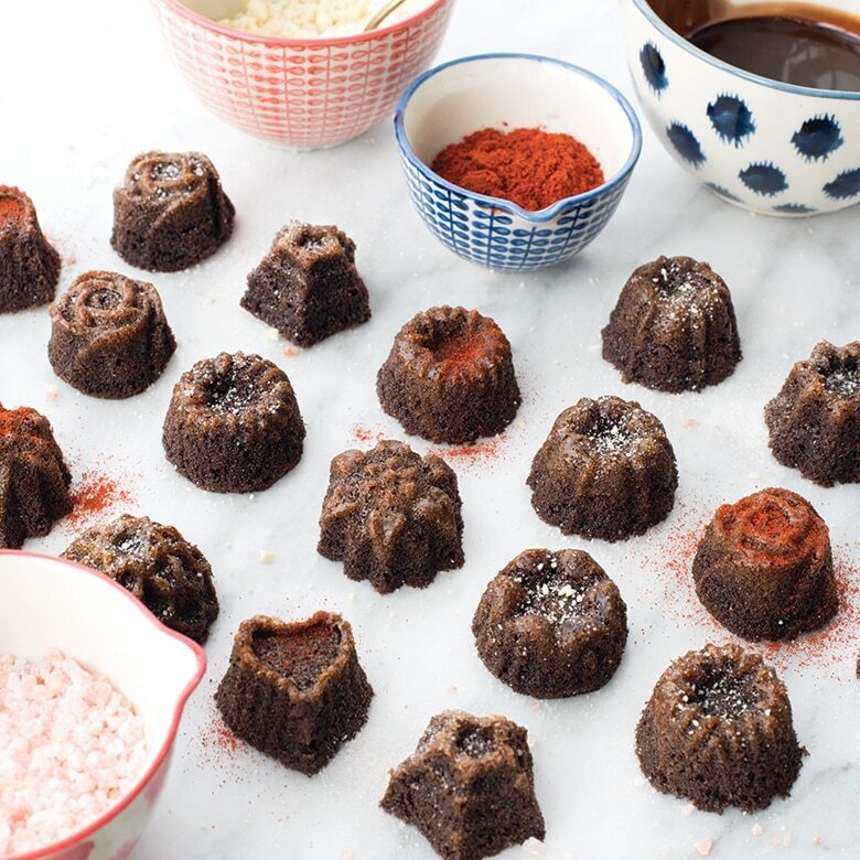 Nordic Ware minibábovkový plát s 30 formičkami Tea Cakes and Candies, 2,5 cup karamelová, 59448