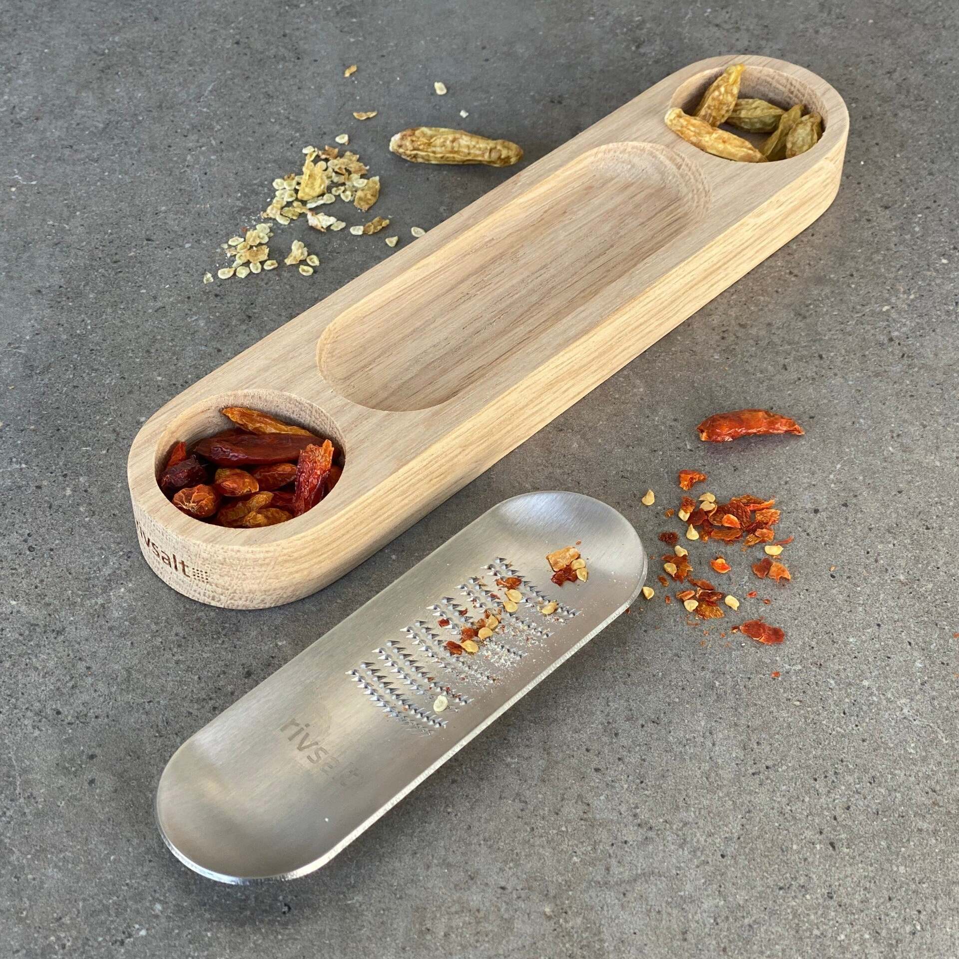 Rivsalt Chili dárková sada struhadla, dřevěného stojanu a sušených bio chilli papriček, RIV024