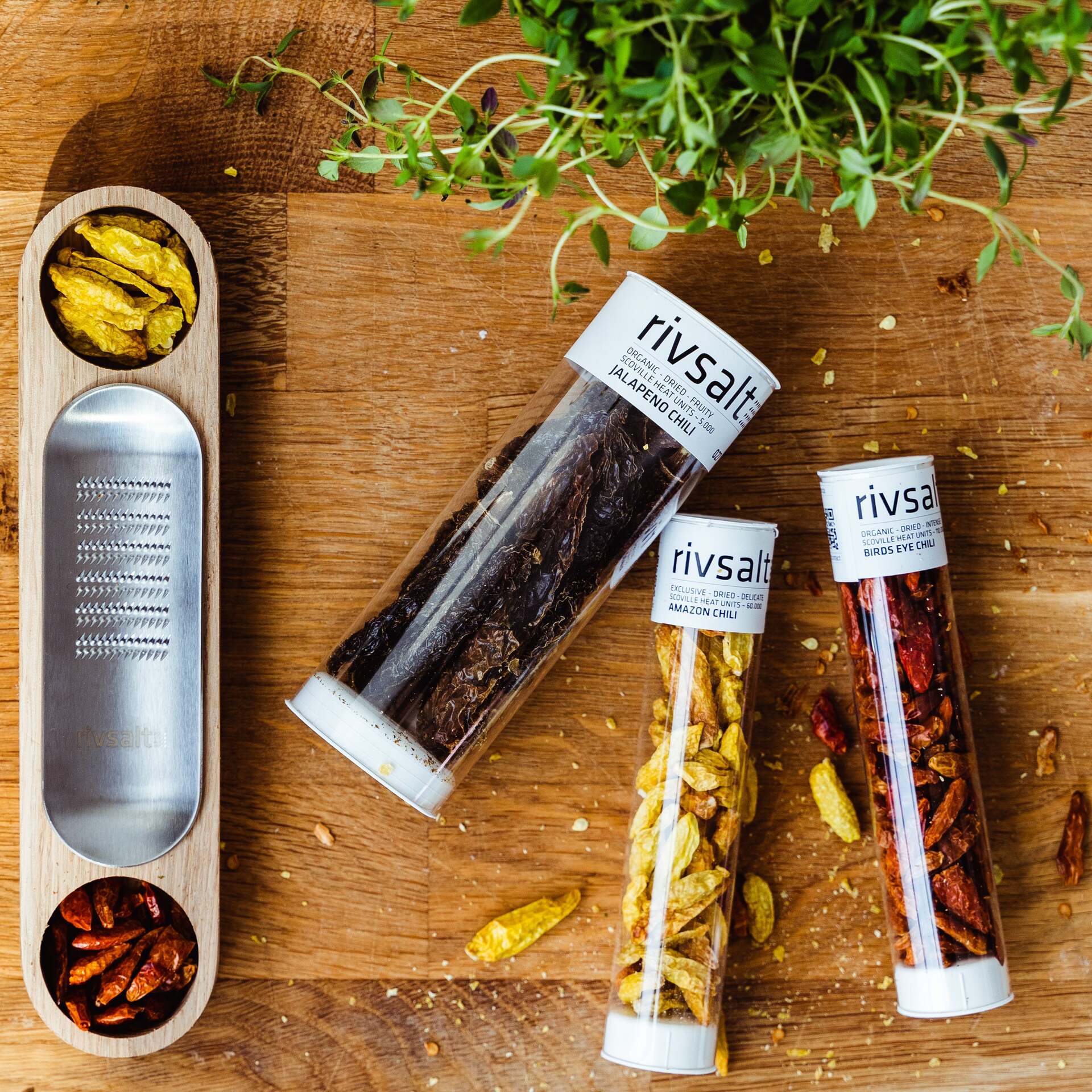 Rivsalt Chili dárková sada struhadla, dřevěného stojanu a sušených bio chilli papriček, RIV024